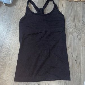 black lululemon tank